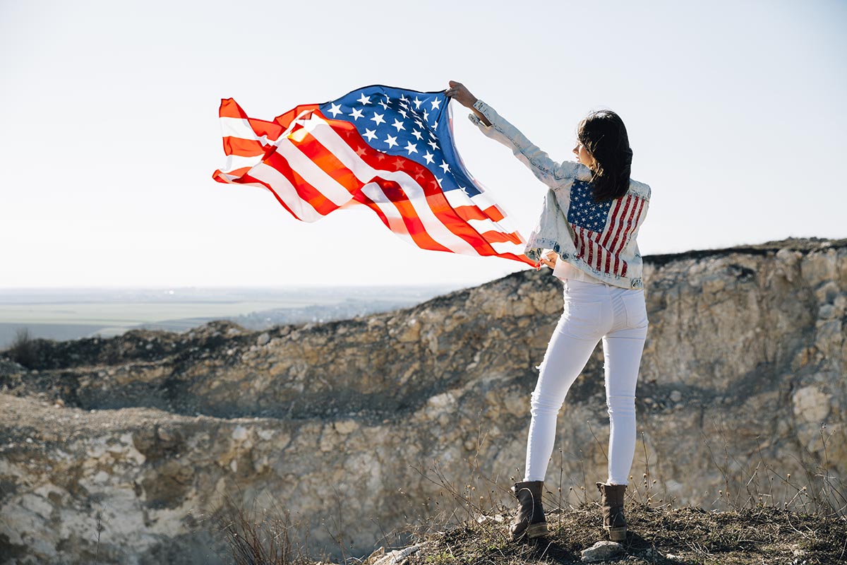 Красотка оголилась на фоне американского флага